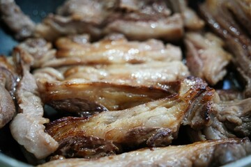 香ばしく焼いたエゾシカのバラ肉