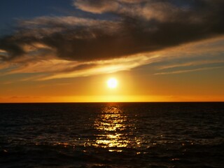 Obraz premium Golden Sunset Over Ocean Horizon