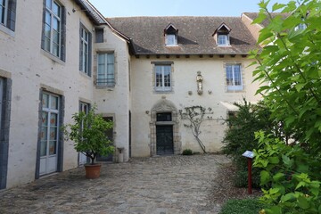 Naklejka premium Bâtiment typique, vue de l'extérieur, village de Saint Yrieix la Perche, département de la Haute Vienne, France