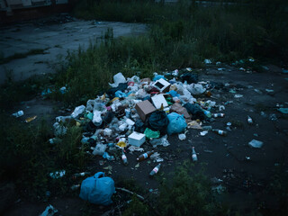 household garbage is piled up and abandoned, causing environmental pollution