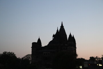Fototapeta premium Orchha is a beautiful city near Jhansi in India. It has a fort and few temples alongside a river stream. It looks beautiful and landscapic at any time of the day and any season.A beautiful place.