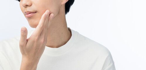 頬に手を当てている若い日本人男性