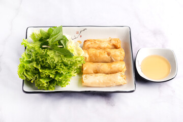 Nem au porc et salade verte