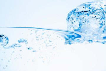 水中に舞い上がるたくさんの気泡.