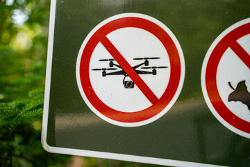 Sign showing no drone flying allowed.