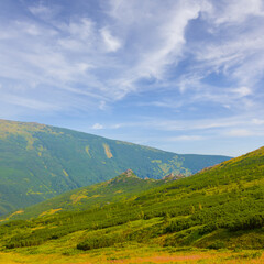 Obraz premium beautiful green mountain backbone under blue cloudy sky