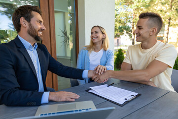 Clients signing the contract with the real estate agent