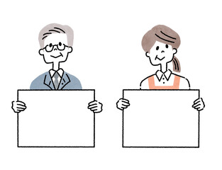 メッセージボードを持つシニア世代の元気に働く男性と女性