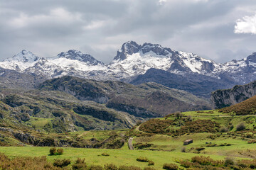 Vista del pico de Torre Santa de León, desde los Lagos de Covadonga, Asturias, España.