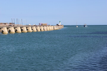 Les Sables-d'Olonne : bateaux qui entrent dans le chenal (vu depuis la Chaume)