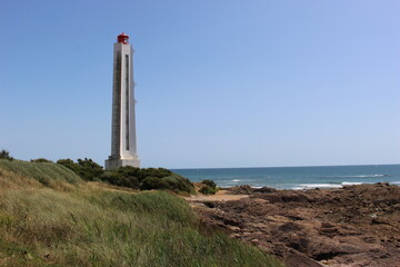 Phare de l'Armandèche (La Chaume, Les Sables-d'Olonne) sous le ciel bleu