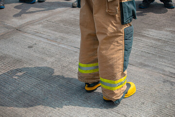 Imagen horizontal de la parte de abajo de un bombero los pies con sus botas de protección