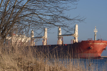 MARITIME TRANSPORT - The ship is sailing to  seaport

