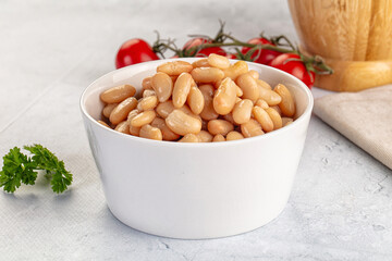 Canned white beans in the bowl