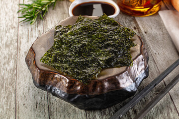 Seaweed roasted nori chips heap