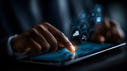 Geschäftsmann nutzt digitales Interface auf Tablet mit futuristischen Grafiken
