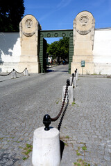 Entrée principale du cimetière du Père-Lachaise à Paris