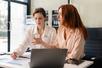 Obraz premium woman professional investor working new start up project. Finance managers meeting.