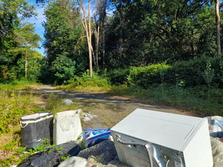 Discarica abusiva per strada - maleducazione