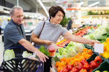 husband and wife choose quality pepper