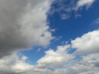 Obraz premium photo of a partly cloudy sky