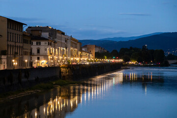 Obraz premium City lights reflecting on the Arno River at dusk in Florence, Italy