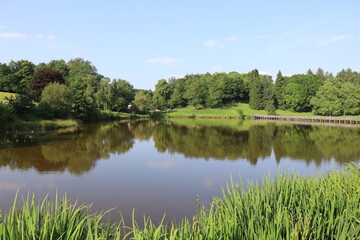 Le lac d'Arfeuille ou plan d'eau d'Arfeuille sur la rivière la Loue, village de Saint Yrieix la Perche, département de la Haute Vienne, France