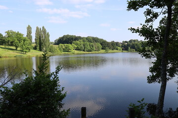 Le lac d'Arfeuille ou plan d'eau d'Arfeuille sur la rivière la Loue, village de Saint Yrieix la Perche, département de la Haute Vienne, France