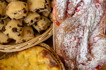 Gros plan sur des pâtisseries artisanales aux finitions délicates, réalisées par un pâtissier...