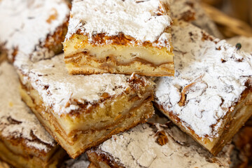 Gros plan sur des pâtisseries artisanales aux finitions délicates, réalisées par un pâtissier...