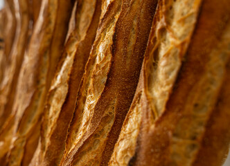 Gros plan sur des baguettes de pain artisanales fraîchement sorties du four, réalisées par un boulanger professionnel.