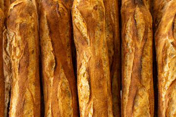 Gros plan sur des baguettes de pain artisanales fraîchement sorties du four, réalisées par un boulanger professionnel.