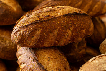 Gros plan sur des pains spéciaux aux farines variées, réalisés par un boulanger artisan avec un...