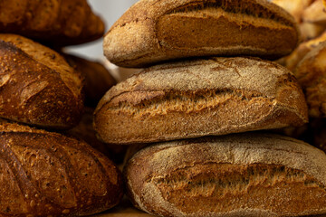 Gros plan sur des pains spéciaux aux farines variées, réalisés par un boulanger artisan avec un...