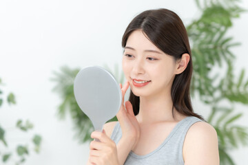 女性　スキンケア　手鏡
