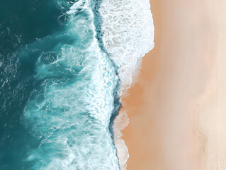 波が打ち寄せる砂浜と青い海の美しい空撮風景