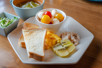Healthy Western Breakfast Plate with Toast and Mozzarella / トーストとモッツァレラの洋風朝食プレート

