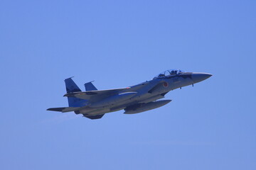 大空に向かって飛び立つ航空自衛隊F-15戦闘機(アグレッサー)