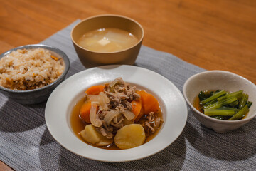 Nikujaga - Japanese Meat and Potato Stew Dinner / 和風肉じゃが定食の夕食