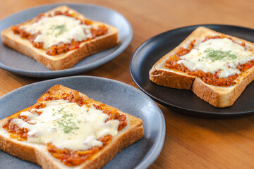 Cheese Toast with Meat Sauce for Breakfast / ミートソースチーズトーストの朝食
