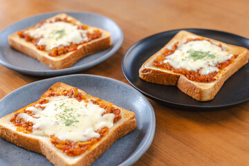 Cheese Toast with Meat Sauce for Breakfast / ミートソースチーズトーストの朝食
