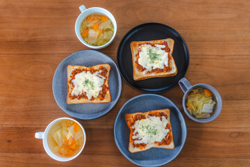 Cheese Toast with Meat Sauce for Breakfast / ミートソースチーズトーストの朝食
