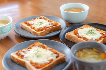 Cheese Toast with Meat Sauce for Breakfast / ミートソースチーズトーストの朝食
