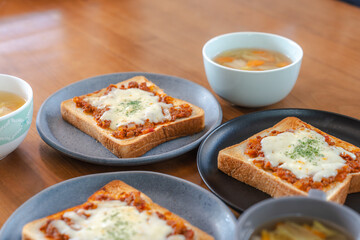 Cheese Toast with Meat Sauce for Breakfast / ミートソースチーズトーストの朝食
