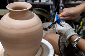 Molding of vase Bat Trang pottery, Vietnam
バッチャン焼きの壺の成形　ベトナム