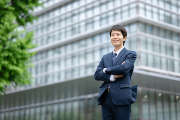 腕組みをするビジネスマン