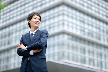 腕組みをするビジネスマン