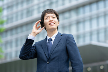スマホで通話するビジネスマン