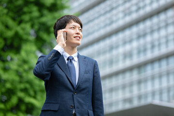 電話をかけるビジネスマン