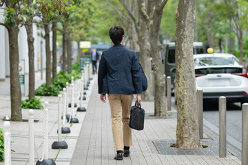 オフィス街を歩くビジネスマン